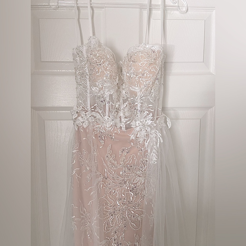 Wedding dress/bridal gown - boho/beachy style. Size 10 NWT